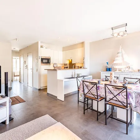 By The Coast With Sunny Terrace Appartamento