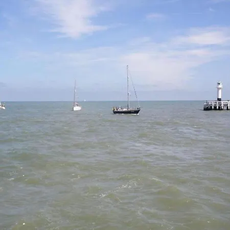 By The Coast With Sunny Terrace Appartamento